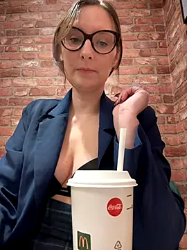 Snapshot of The_Snowwhitee chatting on 1, 12, 2025 The Snowwhitee online show from 1, 12, 2025