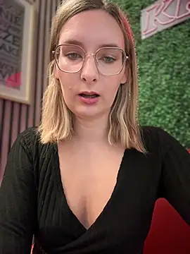 Snapshot of The_Snowwhitee chatting on 6, 3, 2025 The Snowwhitee online show from 6, 3, 2025