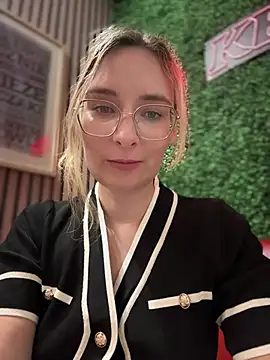 Snapshot of The_Snowwhitee chatting on 13, 3, 2025 The Snowwhitee online show from 13, 3, 2025