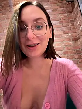 Snapshot of The_Snowwhitee chatting on 3, 10, 2025 The Snowwhitee online show from 3, 10, 2025