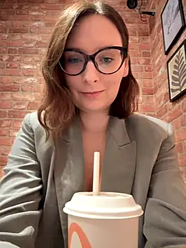 Snapshot of The_Snowwhitee chatting on 5, 11, 2025 The Snowwhitee online show from 5, 11, 2025