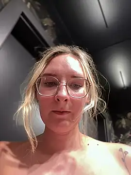 Snapshot of The_Snowwhitee chatting on 12, 2, 2025 The Snowwhitee online show from 12, 2, 2025