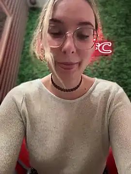 Snapshot of The_Snowwhitee chatting on 13, 2, 2025 The Snowwhitee online show from 13, 2, 2025