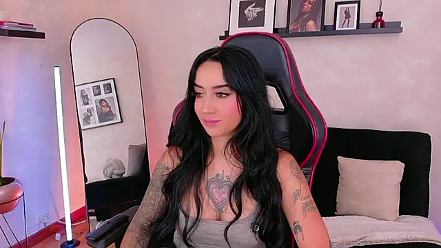 EmmyEvans1 online show from 10, 4, 2026