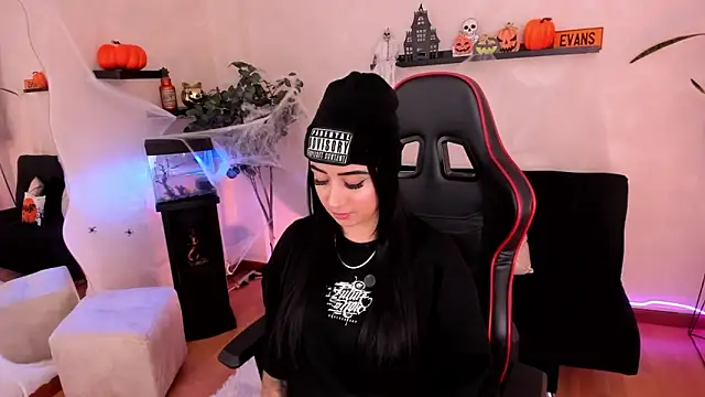 Snapshot of EmmyEvans1 chatting on 17, 10, 2025 EmmyEvans1 online show from 17, 10, 2025