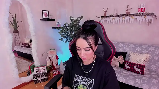 Snapshot of EmmyEvans1 chatting on 23, 11, 2025 EmmyEvans1 online show from 23, 11, 2025