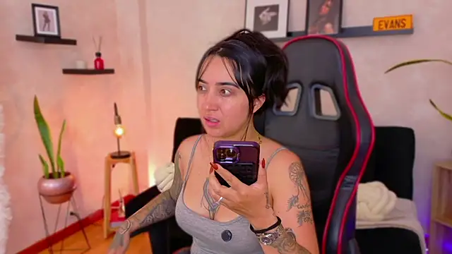 Snapshot of EmmyEvans1 chatting on 12, 2, 2026 EmmyEvans1 online show from 12, 2, 2026