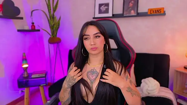 Snapshot of EmmyEvans1 chatting on 4, 2, 2026 EmmyEvans1 online show from 4, 2, 2026