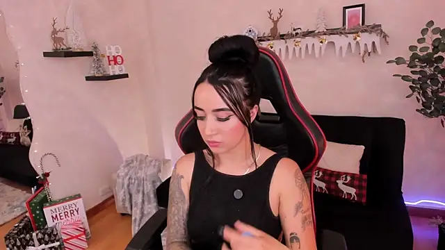 Snapshot of EmmyEvans1 chatting on 12, 11, 2025 EmmyEvans1 online show from 12, 11, 2025