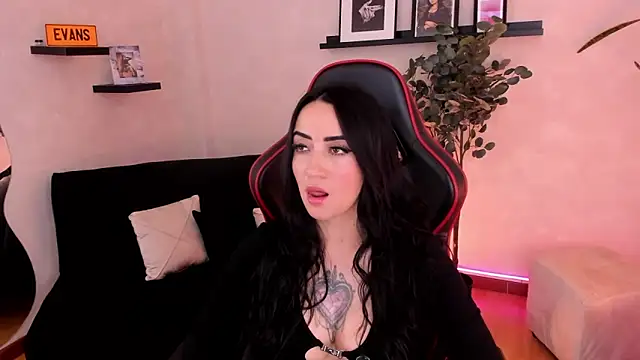 Snapshot of EmmyEvans1 chatting on 10, 11, 2025 EmmyEvans1 online show from 10, 11, 2025