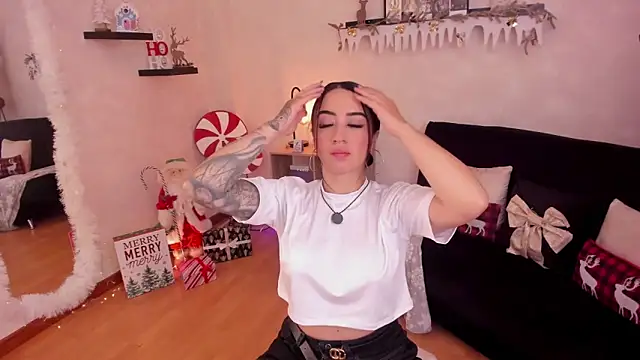 Snapshot of EmmyEvans1 chatting on 19, 12, 2025 EmmyEvans1 online show from 19, 12, 2025