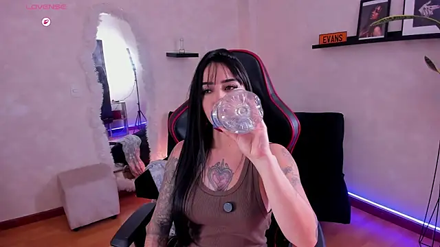 Snapshot of EmmyEvans1 chatting on 6, 1, 2026 EmmyEvans1 online show from 6, 1, 2026