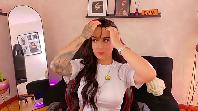 Snapshot of EmmyEvans1 chatting on 2, 3, 2026 EmmyEvans1 online show from 2, 3, 2026