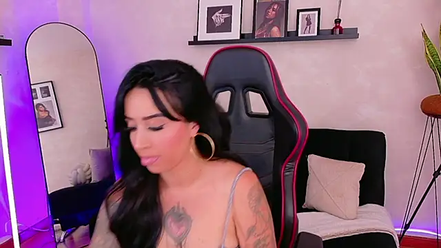 EmmyEvans1 online show from 7, 4, 2026