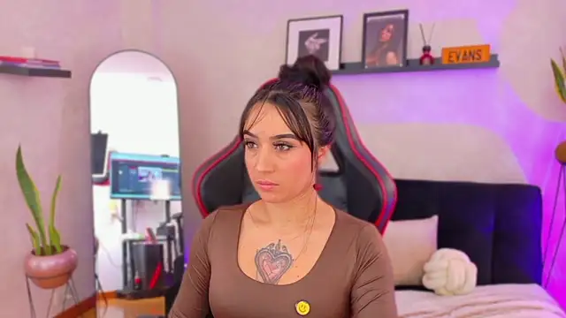 Snapshot of EmmyEvans1 chatting on 23, 2, 2026 EmmyEvans1 online show from 23, 2, 2026