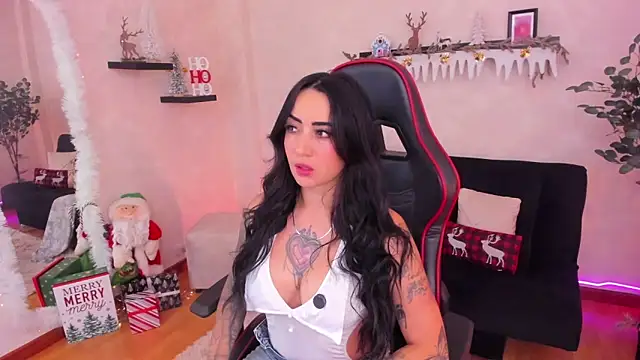 Snapshot of EmmyEvans1 chatting on 18, 11, 2025 EmmyEvans1 online show from 18, 11, 2025