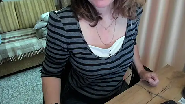 Snapshot of lauraoven chatting on 1, 6, 2026 lauraoven online show from 1, 6, 2026