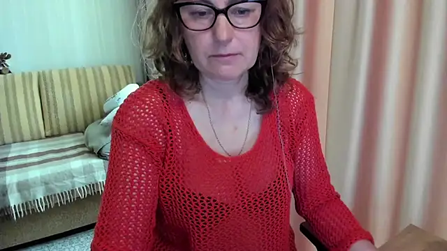 Snapshot of lauraoven chatting on 5, 6, 2026 lauraoven online show from 5, 6, 2026