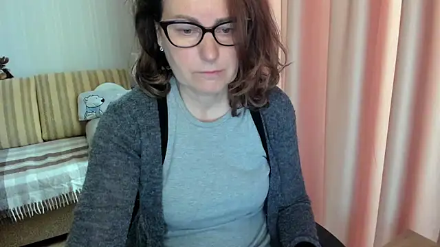 Snapshot of lauraoven chatting on 8, 5, 2026 lauraoven online show from 8, 5, 2026