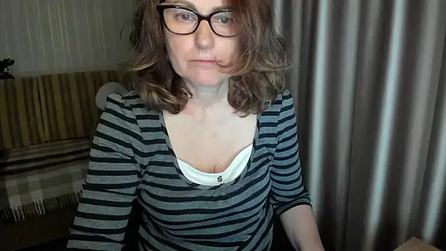 Snapshot of lauraoven chatting on 5, 5, 2026 lauraoven online show from 5, 5, 2026