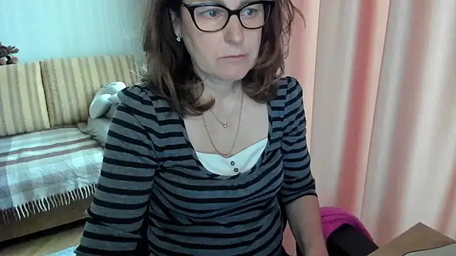 Snapshot of lauraoven chatting on 3, 5, 2026 lauraoven online show from 3, 5, 2026