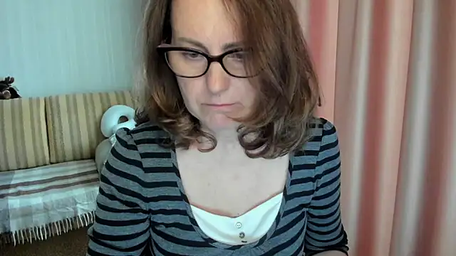Snapshot of lauraoven chatting on 6, 5, 2026 lauraoven online show from 6, 5, 2026