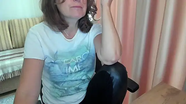 Snapshot of lauraoven chatting on 15, 7, 2026 lauraoven online show from 15, 7, 2026