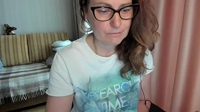 Snapshot of lauraoven chatting on 28, 4, 2026 lauraoven online show from 28, 4, 2026