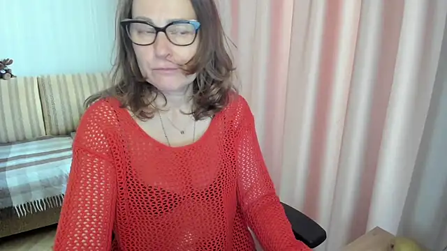 Snapshot of lauraoven chatting on 2, 5, 2026 lauraoven online show from 2, 5, 2026