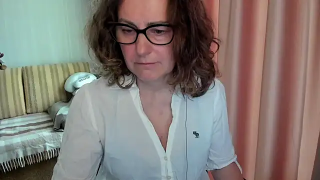 Snapshot of lauraoven chatting on 17, 5, 2026 lauraoven online show from 17, 5, 2026