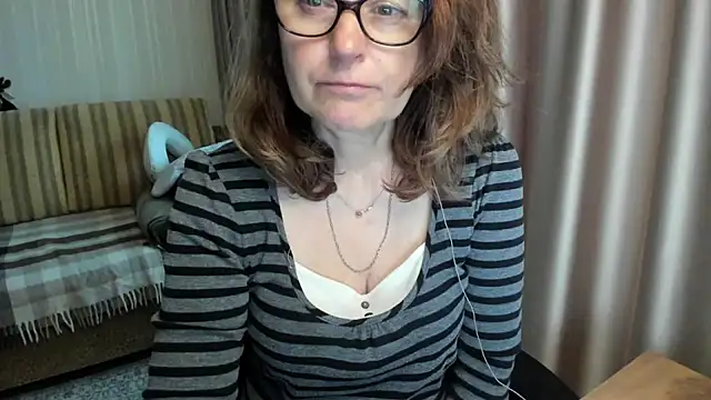 Snapshot of lauraoven chatting on 3, 6, 2026 lauraoven online show from 3, 6, 2026