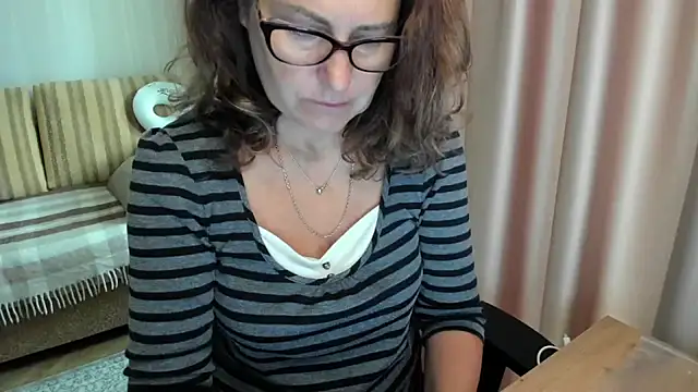 Snapshot of lauraoven chatting on 8, 7, 2026 lauraoven online show from 8, 7, 2026