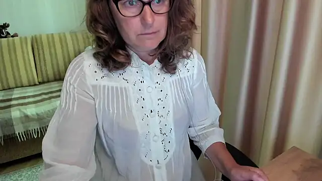 Snapshot of lauraoven chatting on 4, 7, 2026 lauraoven online show from 4, 7, 2026