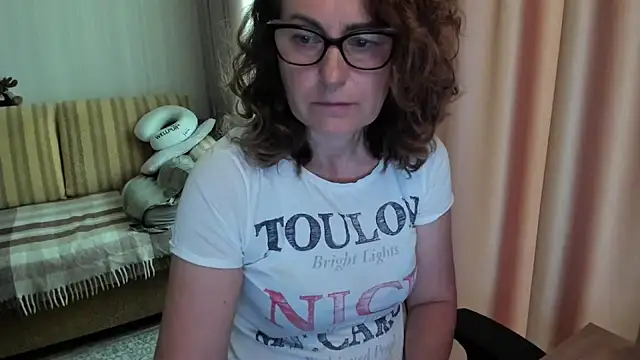 Snapshot of lauraoven chatting on 10, 6, 2026 lauraoven online show from 10, 6, 2026