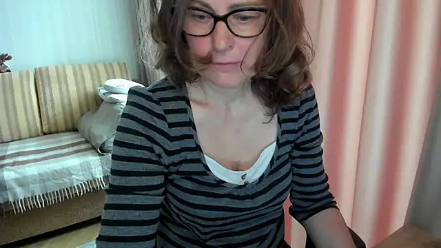 Snapshot of lauraoven chatting on 10, 5, 2026 lauraoven online show from 10, 5, 2026