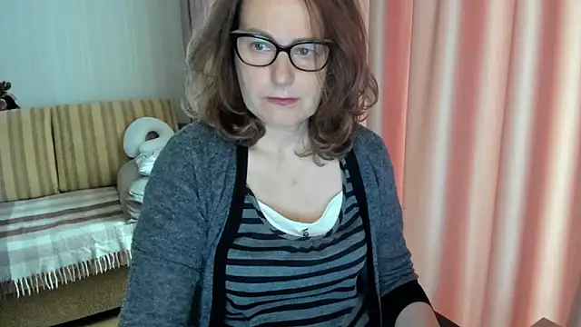 Snapshot of lauraoven chatting on 7, 5, 2026 lauraoven online show from 7, 5, 2026