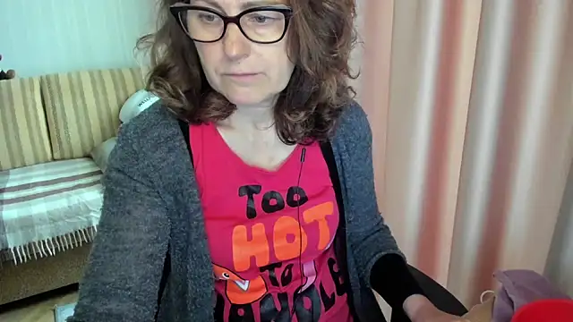 Snapshot of lauraoven chatting on 14, 5, 2026 lauraoven online show from 14, 5, 2026