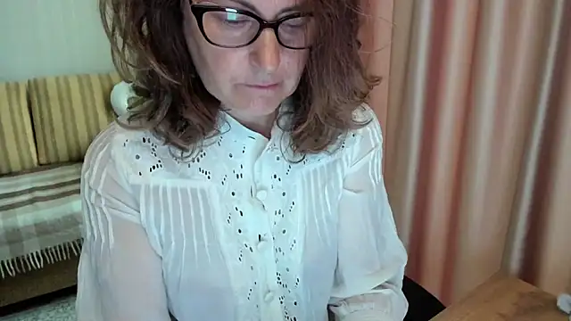 Snapshot of lauraoven chatting on 10, 7, 2026 lauraoven online show from 10, 7, 2026