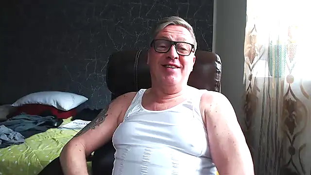 Snapshot of RobertStripX chatting on 4, 2, 2025 RobertStripX online show from 4, 2, 2025