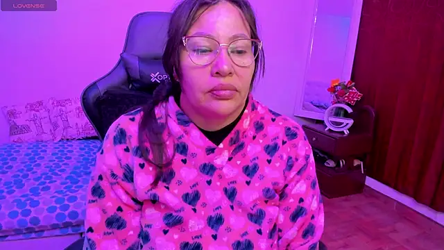 esmeralda milf online show from 18, 9, 2025