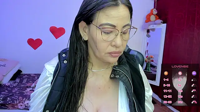 esmeralda milf online show from 9, 2, 2026