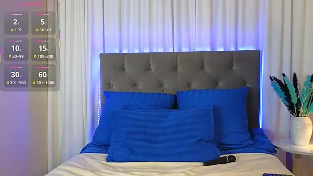 Ariana Petite online show from 2, 12, 2025