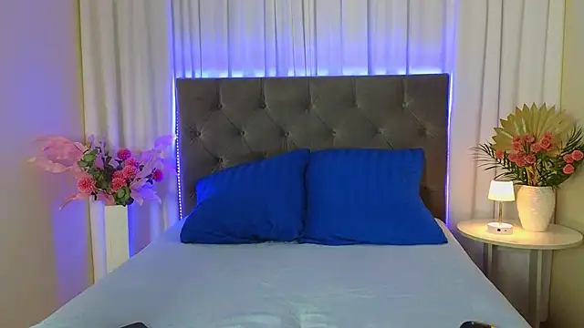 Ariana Petite online show from 30, 4, 2026