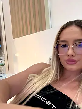 Snapshot of mollyxxx chatting on 11, 9, 2025 mollyxxx online show from 11, 9, 2025