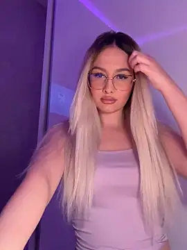 Snapshot of mollyxxx chatting on 4, 11, 2025 mollyxxx online show from 4, 11, 2025