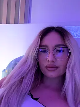 Snapshot of mollyxxx chatting on 28, 10, 2025 mollyxxx online show from 28, 10, 2025