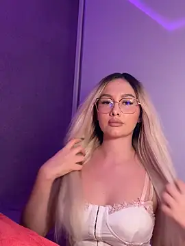 Snapshot of mollyxxx chatting on 8, 11, 2025 mollyxxx online show from 8, 11, 2025