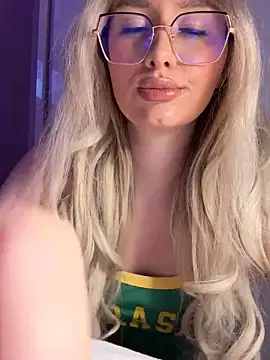 Snapshot of mollyxxx chatting on 7, 3, 2025 mollyxxx online show from 7, 3, 2025