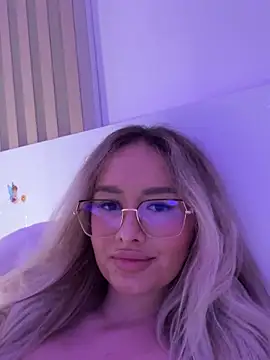 Snapshot of mollyxxx chatting on 7, 3, 2025 mollyxxx online show from 7, 3, 2025