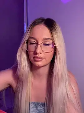 Snapshot of mollyxxx chatting on 9, 10, 2025 mollyxxx online show from 9, 10, 2025